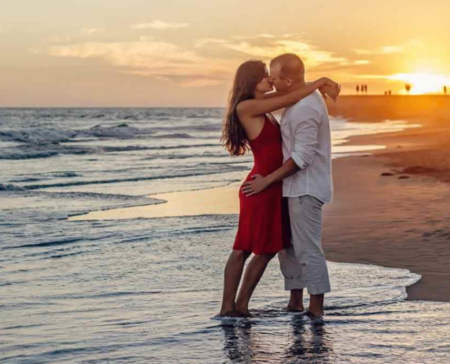 125327632_o-1030x579-1 couple sur la plage
